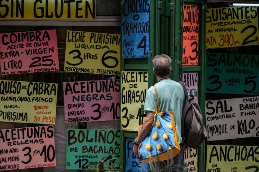 Un venezolano necesita 97.4 dólares al mes para cubrir gastos de alimentos, según una ONG