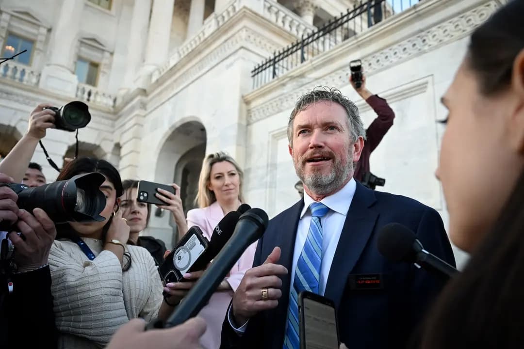 El representante Thomas Massie, republicano por Kentucky, habla con la prensa frente al Capitolio de Estados Unidos en Washington el 11 de marzo de 2025. (Roberto Schmidt/AFP a través de Getty Images)