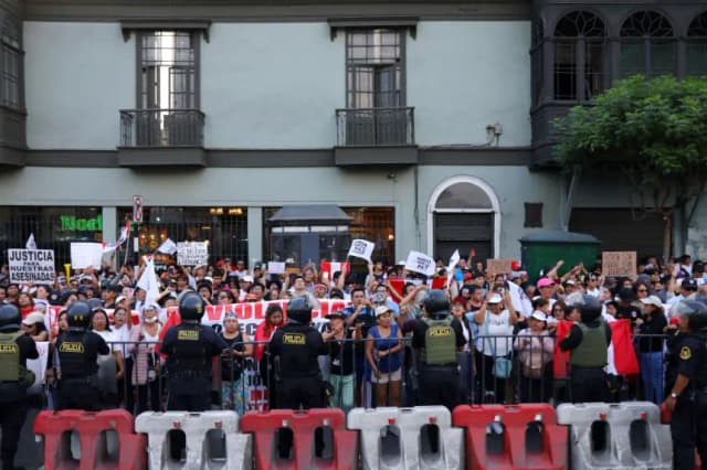 Miles marchan en Lima para reclamar el fin de la violencia criminal