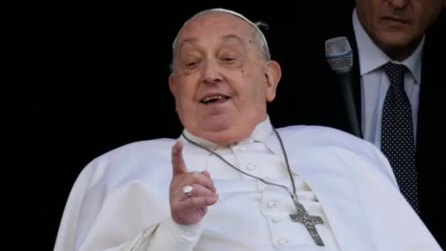 El Papa es dado de alta del hospital y regresa al Vaticano