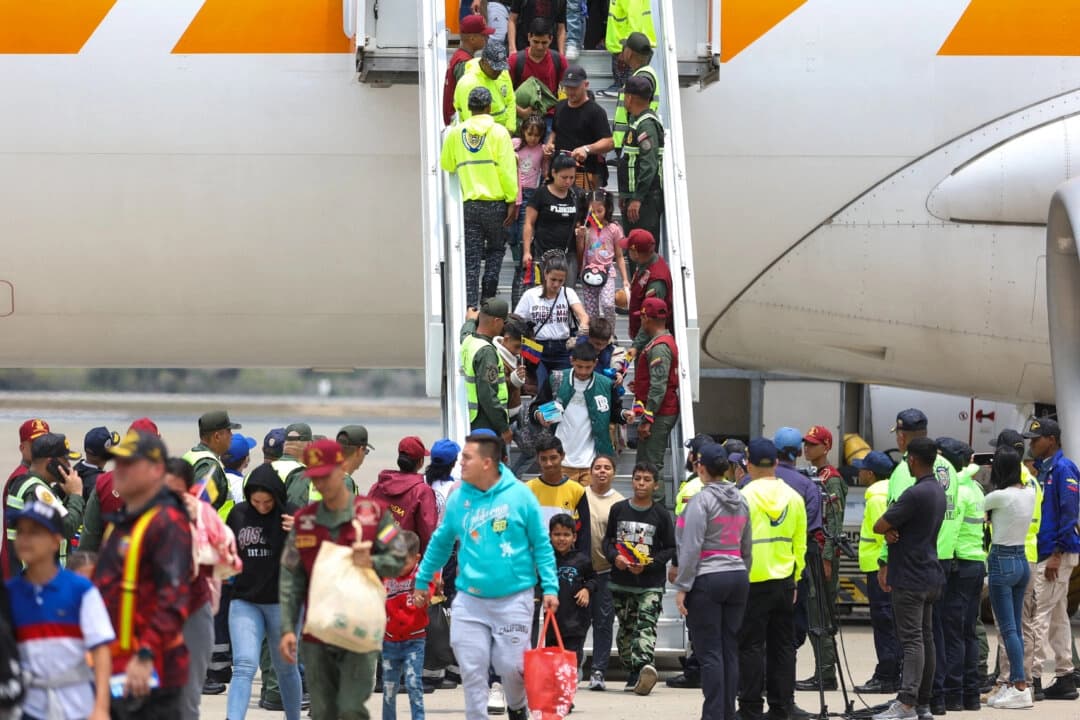 Venezuela afirma que llegó a acuerdo para reanudar vuelos de deportación de inmigrantes ilegales de EE. UU.