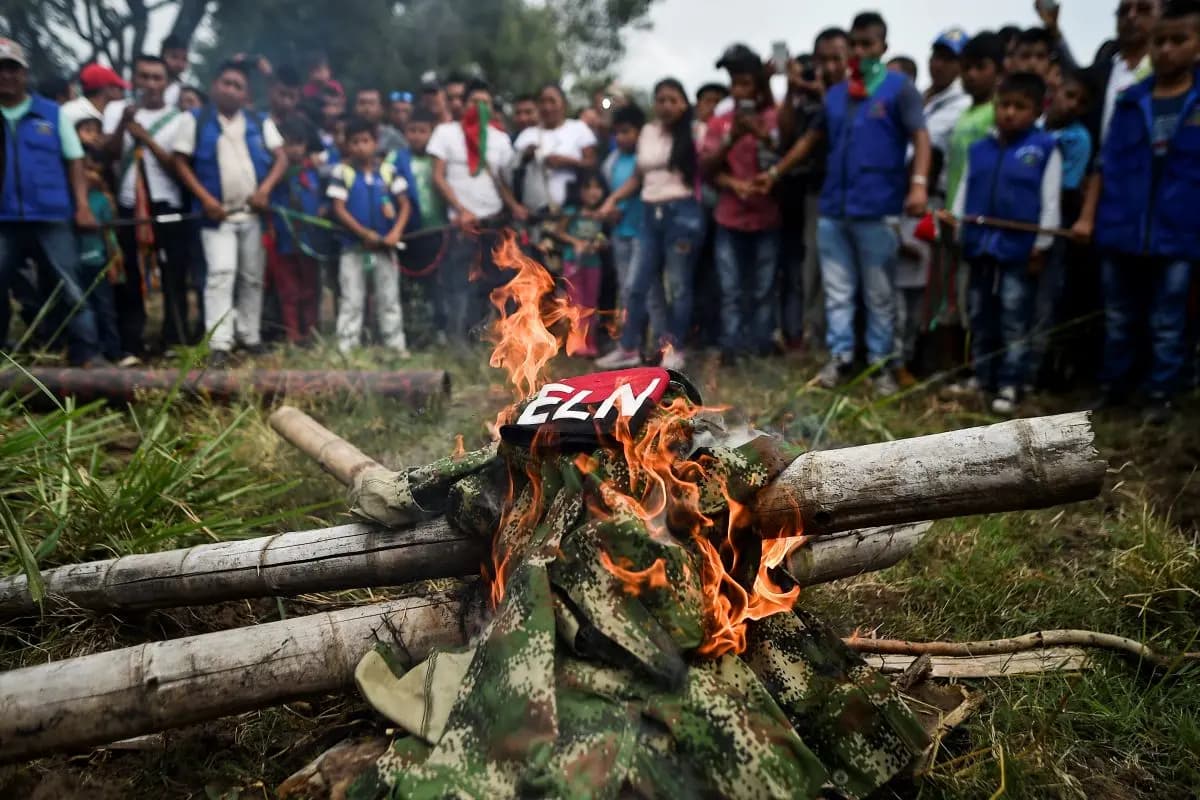 <em>Indígenas de la etnia Nasa queman uniformes incautados a guerrilleros del ELN en Corinto, departamento del Cauca, Colombia, el 6 de julio de 2018. Luis Robayo/AFP/Getty Images</em>