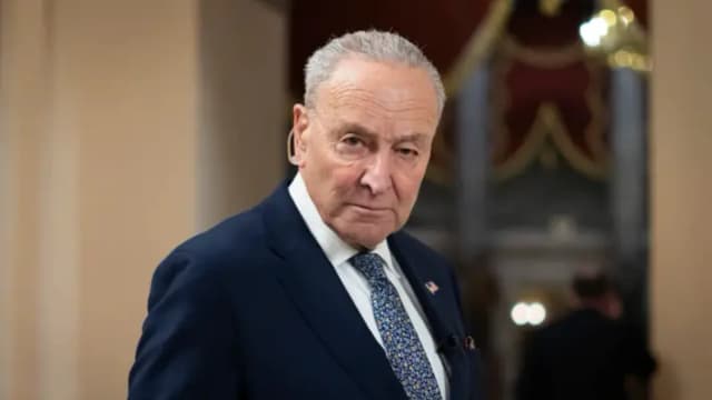 Schumer responde a peticiones para que renuncie como líder demócrata del Senado