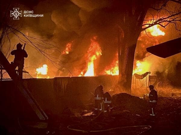 Los bomberos combaten las llamas tras un ataque ruso cerca de Kiev, Ucrania, el 23 de marzo de 2025. (Servicio de Emergencias de Ucrania vía AP)