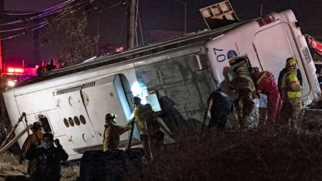 Al menos 12 muertos después de la caída de vehículo por un barranco en el norte de México