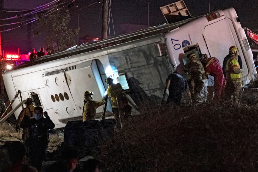 Rescatistas trabajan después de que un autobús se estrellara en un accidente en México. Imagen de archivo. (Guillermo Arias/AFP vía Getty Images)