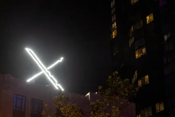"El logotipo de X en la parte superior de la sede de la plataforma de redes sociales X en el centro de San Francisco el 30 de julio de 2023". La empresa se trasladó a Bastrop, Texas, en 2024. (Carlos Barria/REUTERS Foto de archivo).