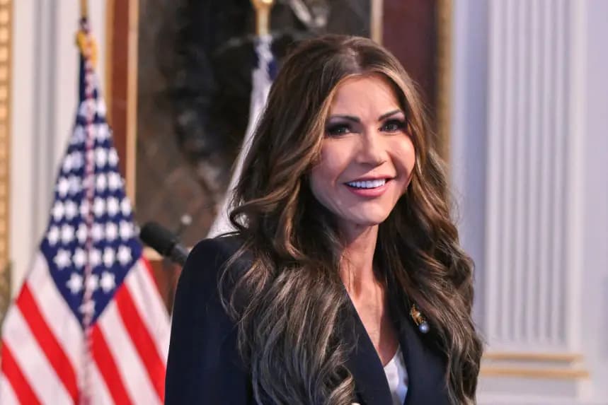 La secretaria de Seguridad Nacional de Estados Unidos, Kristi Noem, sonríe al ingresar a una sala ceremonial antes de su ceremonia de juramentación planificada en el Edificio de Oficinas Ejecutivas Eisenhower el 25 de enero de 2025 en Washington, DC. (Roberto Schmidt/AFP vía Getty Images)