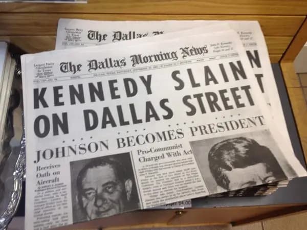 Una copia de reproducción del Dallas Morning News del 22 de noviembre de 1963, exhibida en el Sitio Histórico Nacional John Fitzgerald Kennedy en Brookline, Massachusetts, el 22 de noviembre de 2013. (Phoebe Ryles/The Epoch Times)