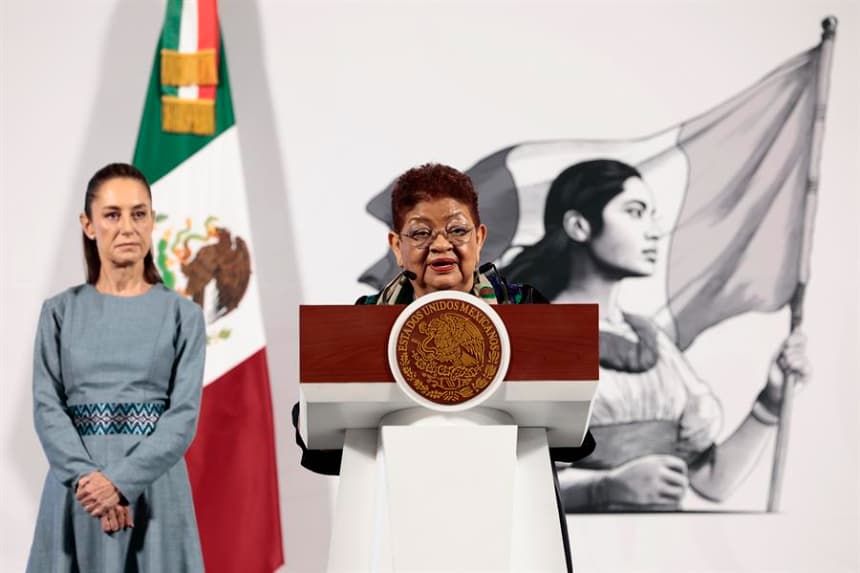 La consejera jurídica de la Presidencia, Ernestina Godoy, habla durante una rueda de prensa el 24 de marzo de 2025, en Palacio Nacional, en Ciudad de México (México). EFE/ José Méndez