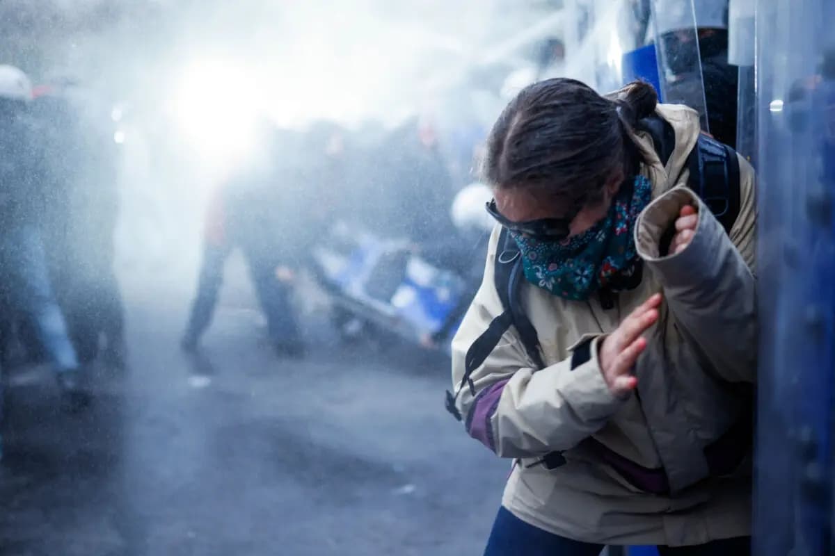 Un manifestante en una concentración en apoyo del alcalde detenido de Estambul en el municipio de Estambul el 23 de marzo de 2025. (Kemal Aslan/AFP a través de Getty Images)