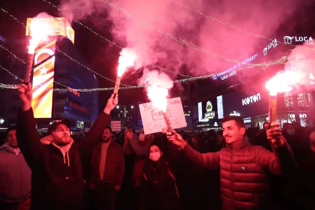 Manifestantes lanzan bengalas durante un enfrentamiento con la policía antidisturbios turca que utiliza gases lacrimógenos y cañones de agua durante una manifestación en apoyo del alcalde de Estambul detenido, en Ankara, el 23 de marzo de 2025. (Adem Altan/AFP a través de Getty Images)
