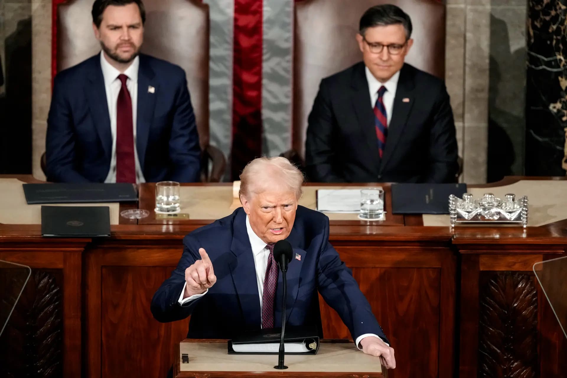 El presidente Donald Trump habla mientras el vicepresidente JD Vance (izquierda) y el presidente de la Cámara de Representantes Mike Johnson (derecha) escuchan, durante el discurso de Trump en una sesión conjunta del Congreso en el Capitolio de Estados Unidos el 4 de marzo de 2025. (Ben Curtis/AP Photo)