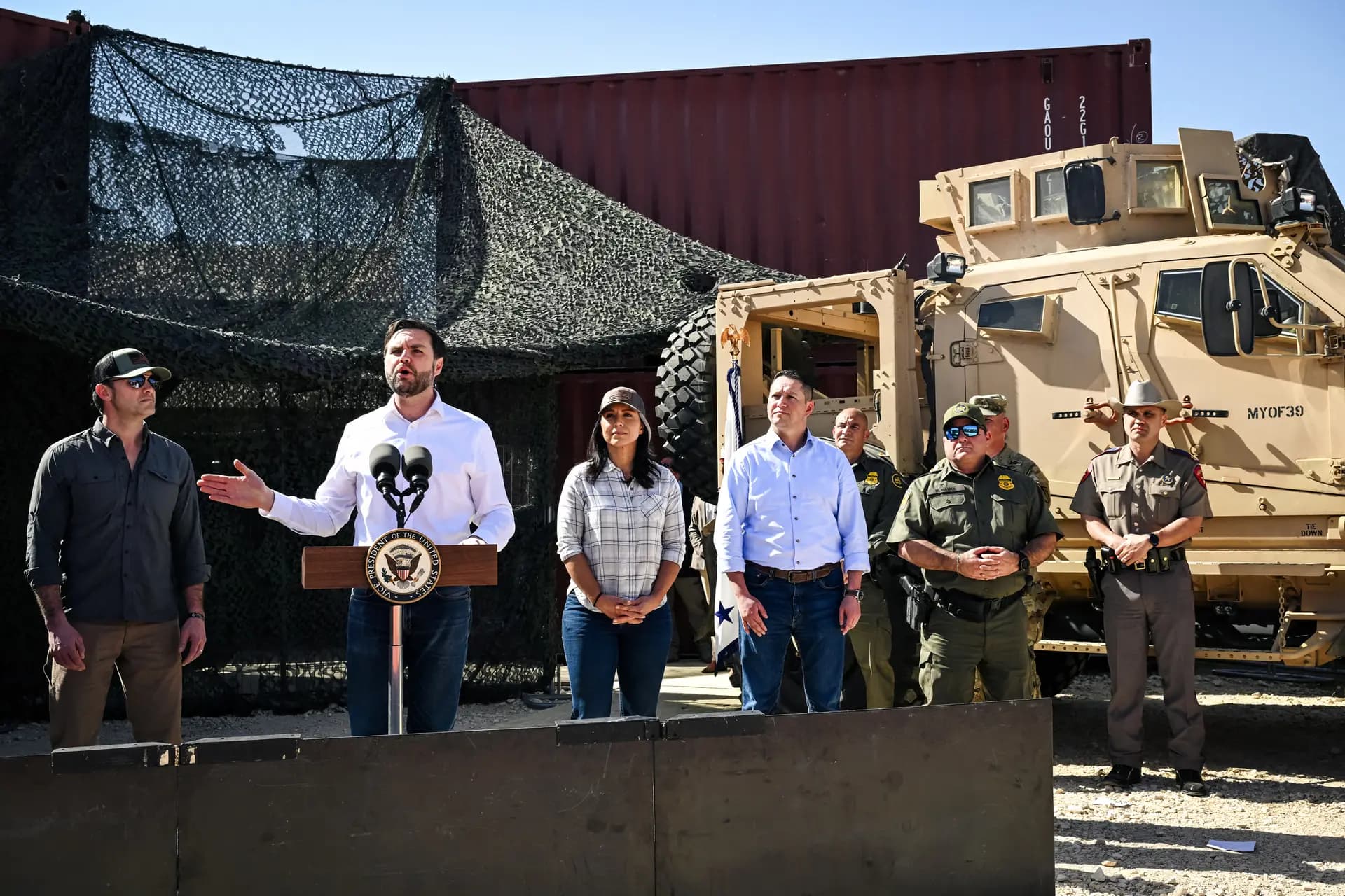 El vicepresidente JD Vance, con el secretario de Defensa Pete Hegseth (izquierda) y la directora de Inteligencia Nacional Tulsi Gabbard (tercera por la izquierda), habla con la prensa mientras recorre la frontera entre Estados Unidos y México en Eagle Pass, Texas, el 5 de marzo de 2025. (Brandon Bell/POOL/AFP a través de Getty Images).