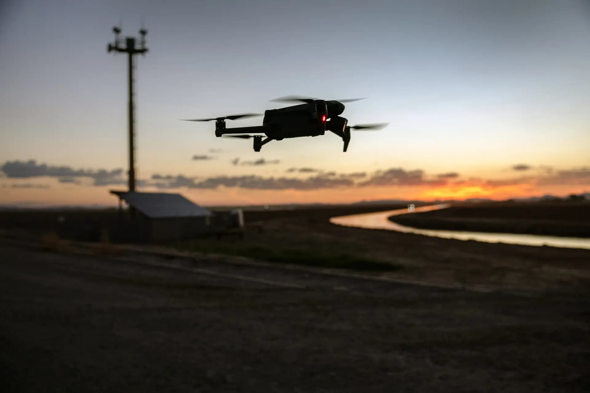 Un dron DJI Mavic 3 sobrevuela una torre de vigilancia del gobierno estadounidense cerca de la frontera entre Estados Unidos y México en Yuma, Arizona, el 27 de septiembre de 2022. (John Moore/Getty Images).