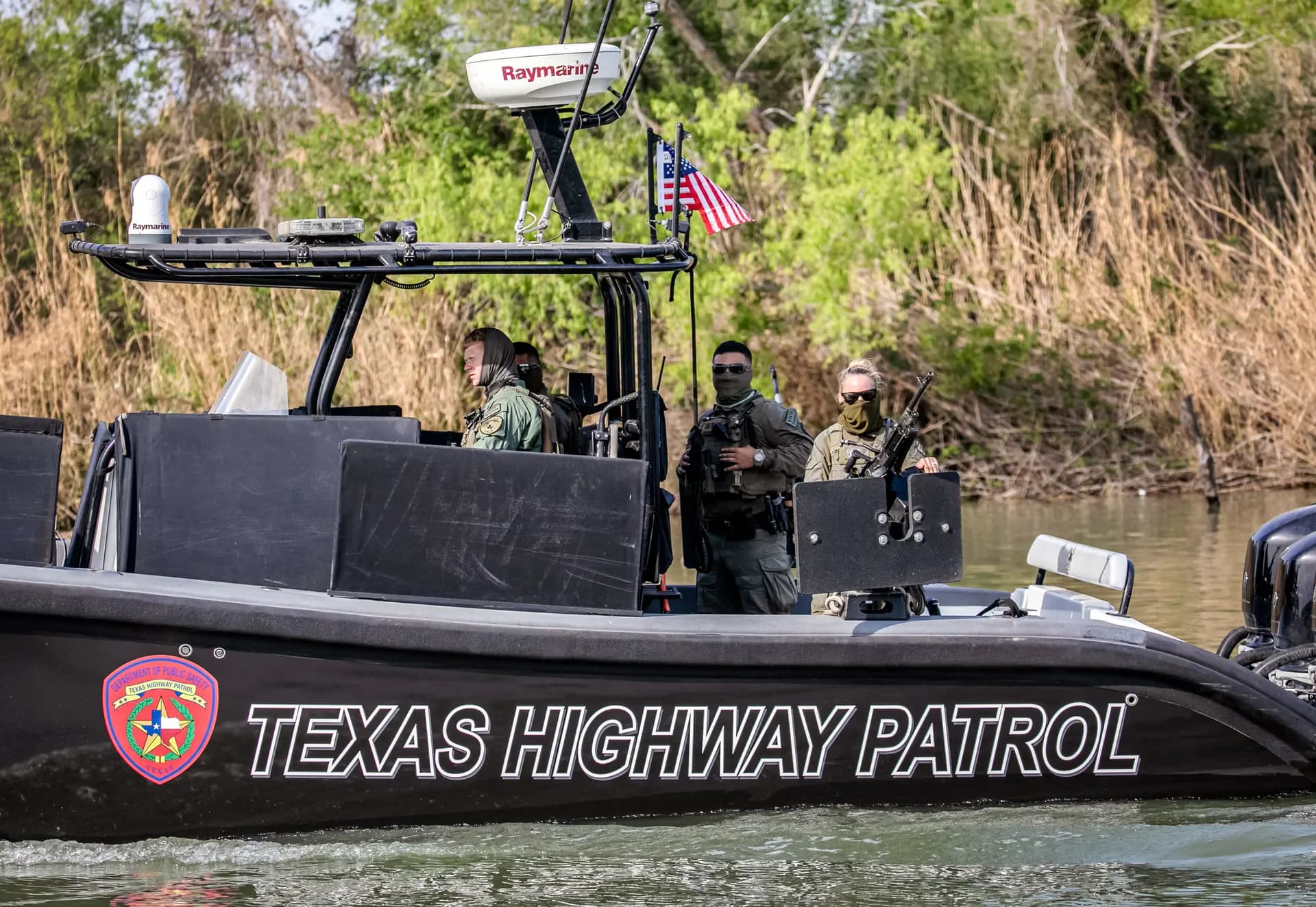 Una patrulla fluvial del Departamento de Seguridad Pública de Texas patrulla el río Bravo cerca de Mission, Texas, el 23 de marzo de 2021. Los policías de Texas participan en la Operación Lone Star para apoyar a los agentes de la Patrulla Fronteriza de EE. UU. en la seguridad de la frontera. (John Moore/Getty Images).