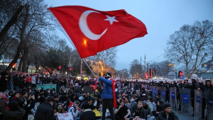 Erdogan condena «movimiento de violencia» tras sexta noche de protestas en Turquía