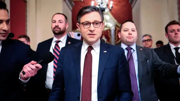 El presidente de la Cámara, Mike Johnson (R-La.), habla con periodistas al ingresar a la Cámara de Representantes, en Washington, el 25 de febrero de 2025. (Kayla Bartkowski/Getty Images)