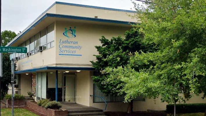 Juez ordena al gobierno de Trump restablecer contratos de reasentamiento rescindidos de refugiados