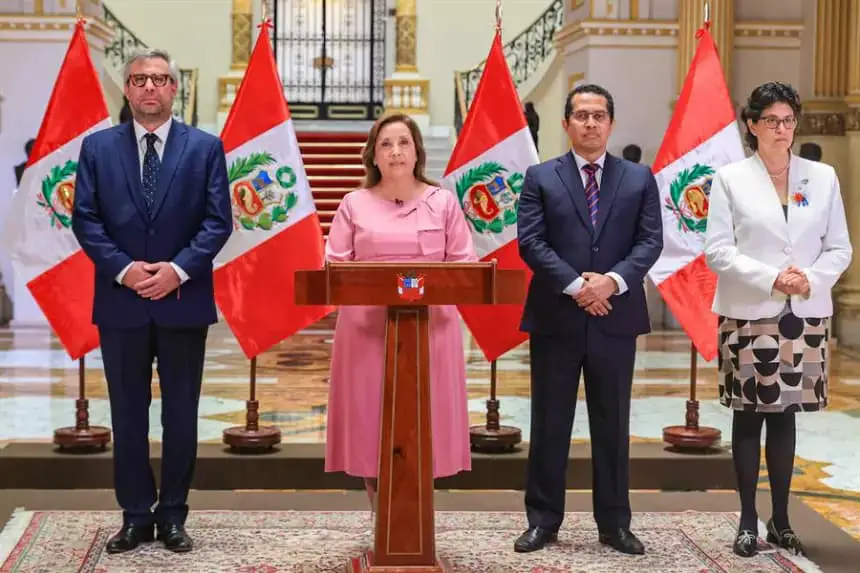 Fotografía cedida por la Presidencia de Perú que muestra desde la izquierda al responsable de la Oficina Nacional de Procesos Electorales (ONPE), Piero Corvetto; la presidenta peruana, Dina Boluarte; el responsable del Jurado Nacional Electoral (JNE), Roberto Burneo, y del Registro Nacional de Identificación y Estado Civil (Reniec), Carmen Velarde, posando en el Palacio de Gobierno el 25 de marzo de 2025, en Lima (Perú). EFE/ Presidencia de Perú