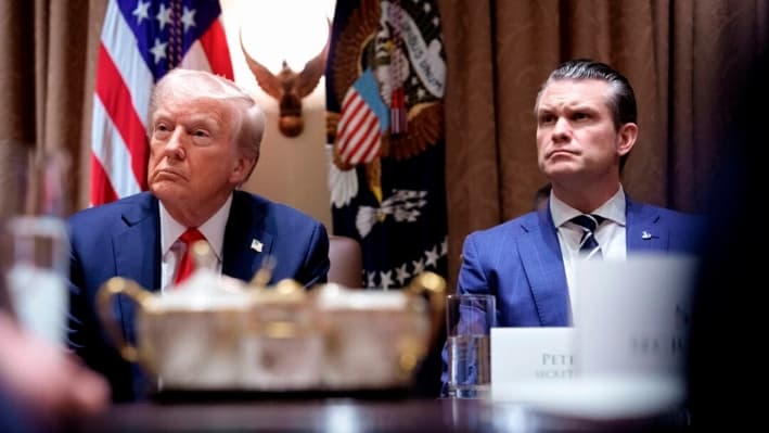 El presidente Donald Trump y el secretario de Defensa, Pete Hegseth, aparecen durante una reunión del Gabinete en la Casa Blanca, el 26 de febrero de 2025. (Andrew Harnik/Getty Images)