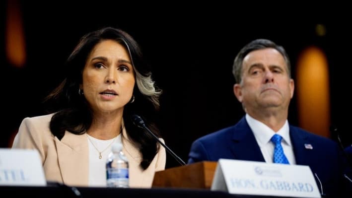 La directora de Inteligencia Nacional, Tulsi Gabbard (izquierda), acompañada por el director de la Agencia Central de Inteligencia, John Ratcliffe, habla durante una audiencia del Comité de Inteligencia del Senado, en Washington, el 25 de marzo de 2025. (Andrew Harnik/Getty Images)