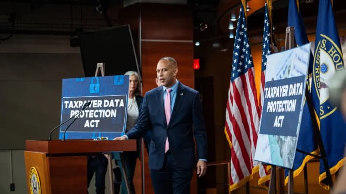 El líder de la mayoría de la Cámara de Representantes, Hakeem Jeffries (D-N.Y.), acompañado por otros demócratas de la Cámara, llega a una conferencia de prensa en Washington, el 6 de febrero de 2025. (Madalina Vasiliu/The Epoch Times)