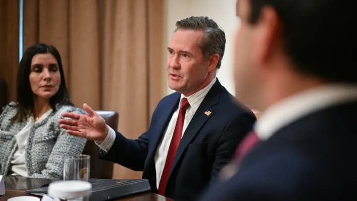 El asesor de seguridad nacional Mike Waltz habla durante una reunión con el presidente Donald Trump y los embajadores de EE. UU. en la sala del Gabinete de la Casa Blanca. el 25 de marzo de 2025. (Mandel Ngan/AFP vía Getty Images)