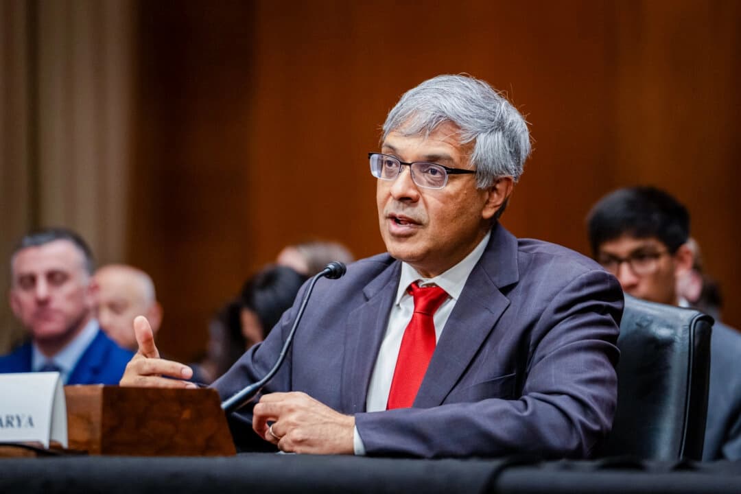 Jay Bhattacharya, nuevo director de los Institutos Nacionales de Salud, testifica durante su audiencia de confirmación en el Capitolio de Washington el 5 de marzo de 2025. Madalina Vasiliu/The Epoch Times