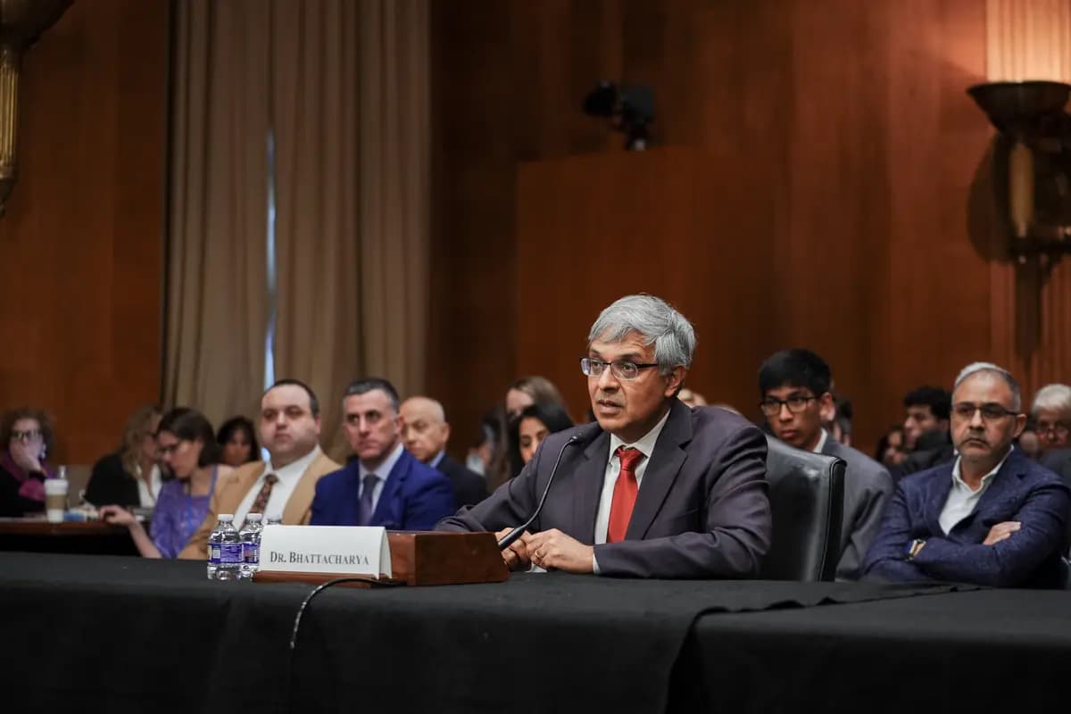 <em>El nominado del presidente Donald Trump para la dirección de los Institutos Nacionales de Salud (NIH), Jayanta Bhattacharya, testifica durante una audiencia de confirmación ante el Comité del Senado sobre Salud, Educación, Trabajo y Pensiones en el Capitolio en Washington el 5 de marzo de 2025. (Madalina Vasiliu/The Epoch Times)</em>