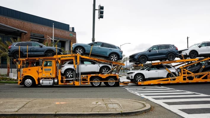 Un camión transporta vehículos nuevos en Richmond, California, el 4 de marzo de 2025. Los aranceles estadounidenses a las importaciones de México, China y Canadá entraron en vigor ese mismo día. (Justin Sullivan/Getty Images)