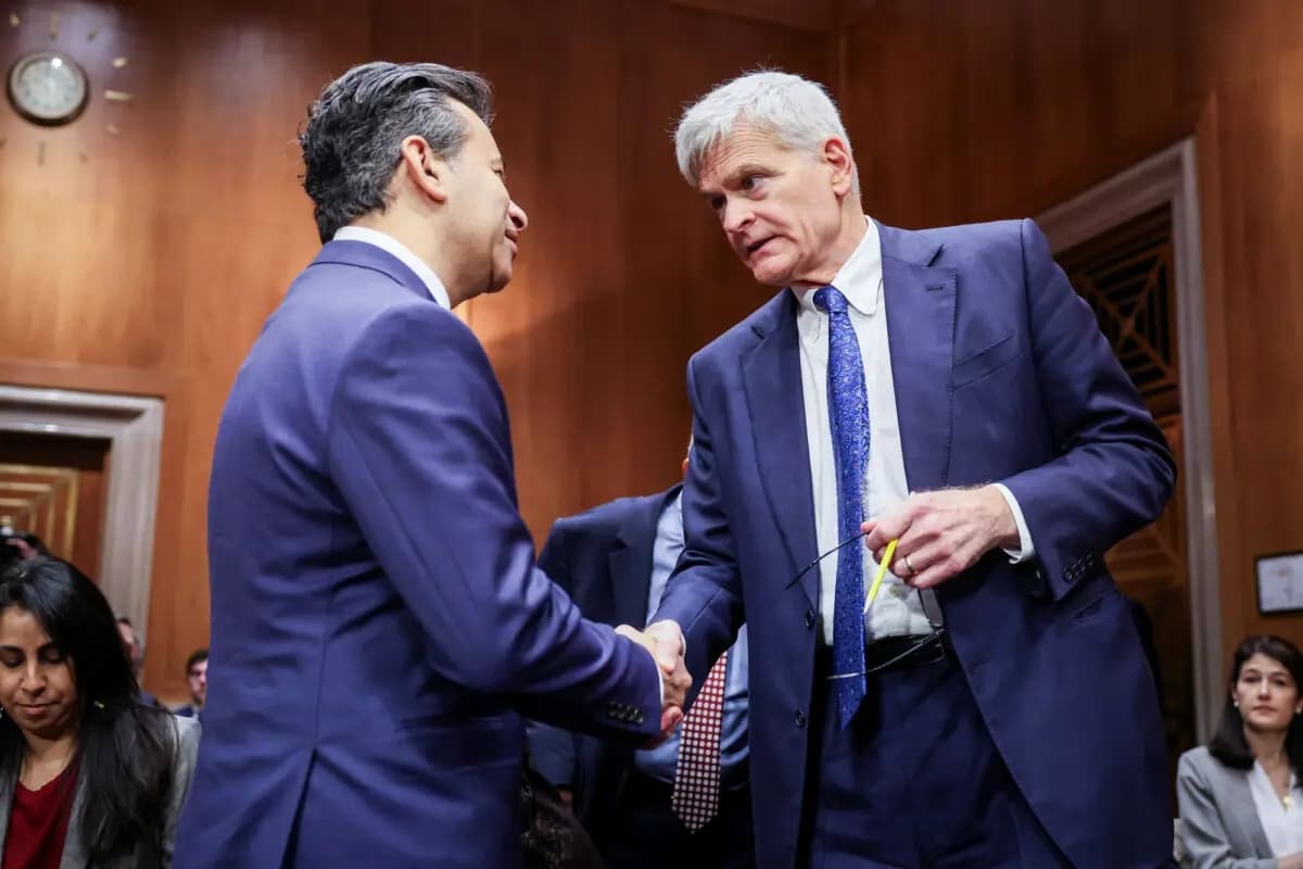 El Dr. Marty Makary (izquierda), candidato del presidente Donald Trump para dirigir la Administración de Alimentos y Medicamentos, saluda al senador Bill Cassidy (R-La.) cuando llega para testificar durante su audiencia de confirmación ante el Comité Senatorial de Salud, Educación, Trabajo y Pensiones en Washington el 6 de marzo de 2025. (Kayla Bartkowski/Getty Images)