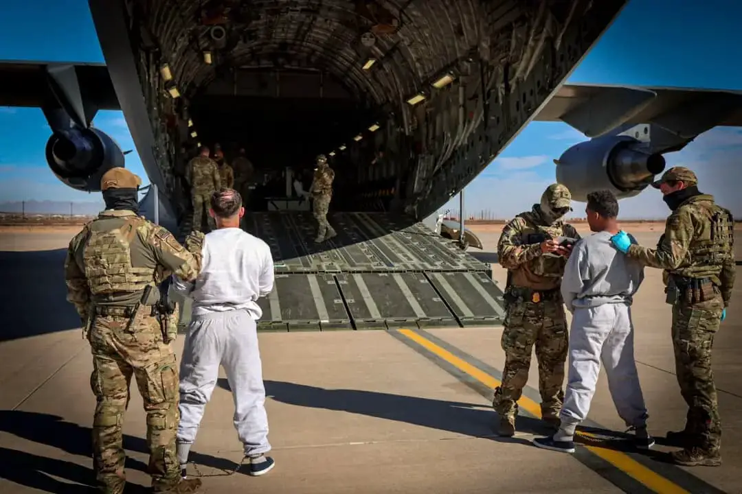 Un vuelo militar que transporta a inmigrantes ilegales miembros de la banda Tren de Aragua a la Bahía de Guantánamo se prepara para partir, en El Paso, Texas, el 4 de febrero de 2025. (Departamento de Seguridad Nacional)
