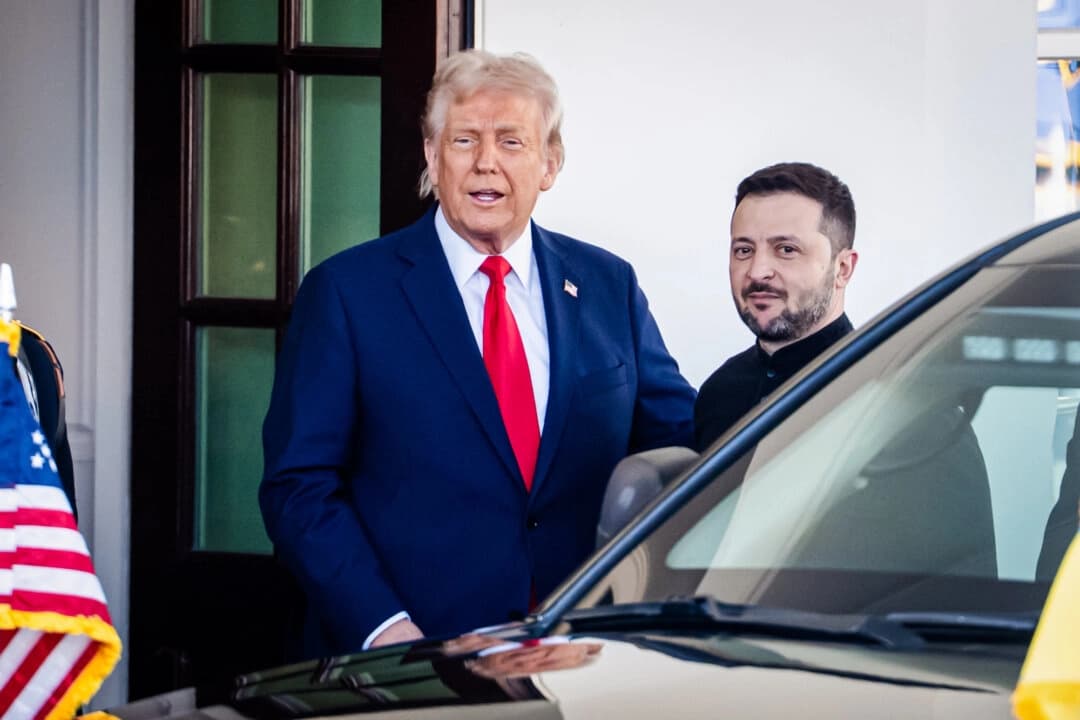 El presidente Donald Trump saluda al presidente ucraniano Volodymyr Zelensky en la Casa Blanca en Washington el 28 de febrero de 2025. (Madalina Vasiliu/The Epoch Times)