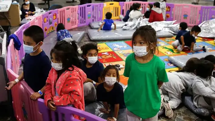 Niños de 3 a 9 años en el centro de detención del Departamento de Seguridad Nacional de Donna, el principal centro de detención para niños no acompañados en el Valle del Río Grande, en Donna, Texas, el 30 de marzo de 2021. (Dario Lopez-Mills/AFP/Getty Images)