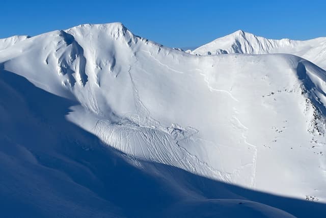 Muere joven de 16 años tras provocar avalancha y quedar atrapado bajo 12 pies de nieve