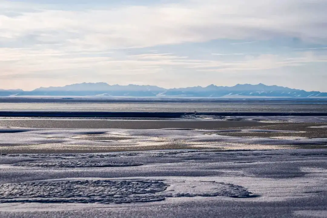 La laguna Kaktovik y las montañas Brooks Range del Refugio Nacional de Vida Silvestre del Ártico en Kaktovik, Alaska, el 15 de octubre de 2024. (Lindsey Wasson/Foto de AP)
