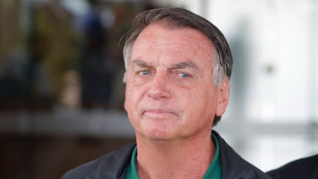 Trasladan a Bolsonaro en helicóptero sanitario a centro médico en Brasilia