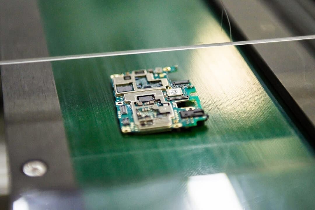 Un circuito de componentes de chip para teléfonos inteligentes en la fábrica de Oppo en Dongguan, China, el 8 de mayo de 2017. (Nicolas Asfouri/AFP a través de Getty Images)
