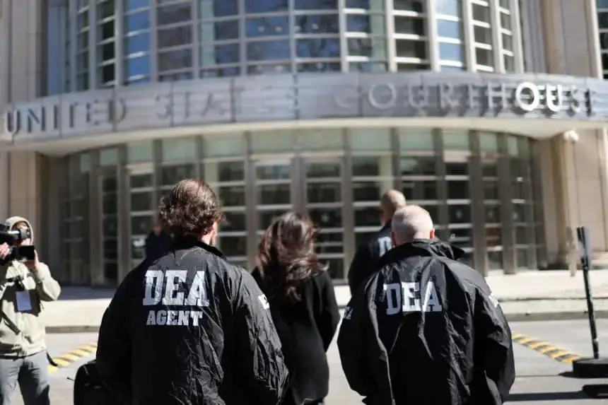 Oficiales de la DEA llegaron al Tribunal de Distrito de los Estados Unidos, distrito este de la ciudad de Nueva York, el 28 de febrero de 2025. (Charly Triballeau/AFP vía Getty Images)
