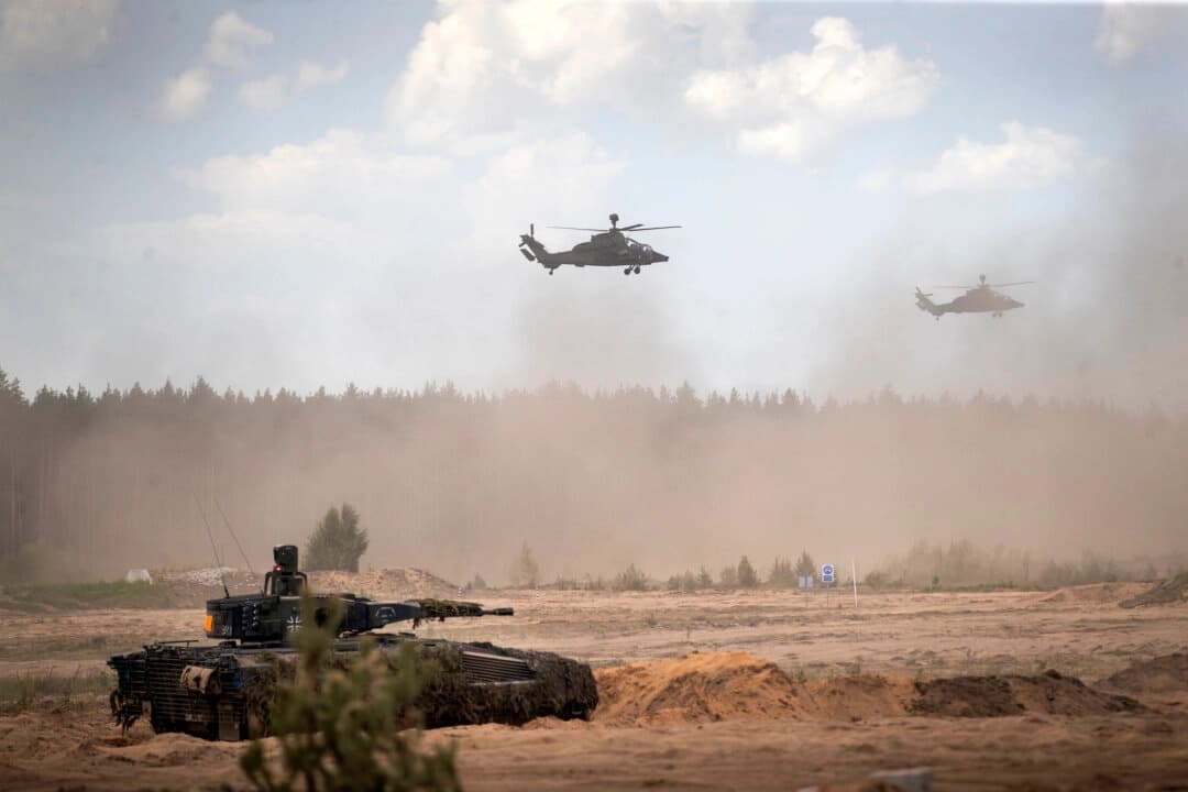 Los Eurocopters Tiger del Ejército Alemán participan en el ejercicio militar internacional lituano-alemán "Gran Cuadriga 2024", a nivel de división, en un campo de entrenamiento en Pabrade, al norte de la capital, Vilna, Lituania, el 29 de mayo de 2024. (Mindaugas Kulbis/Foto de AP)
