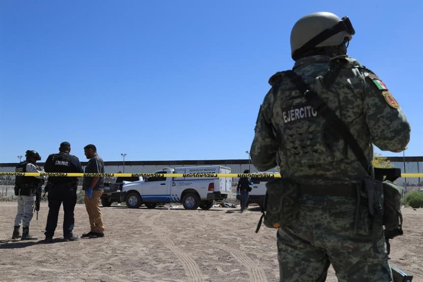 Integrantes de la policía y del ejercito custodian la zona donde detuvieron a un criminal en ciudad Juárez, estado de Chihuahua (México). Imagen de archivo. EFE/Luis Torres