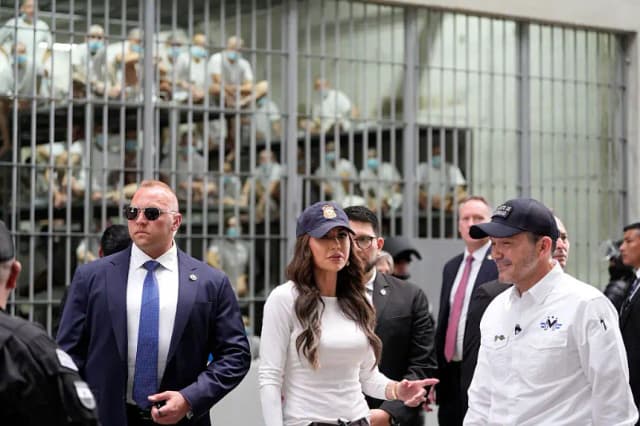 Secretaria de Seguridad de EE. UU. llega a El Salvador para visitar cárcel con deportados