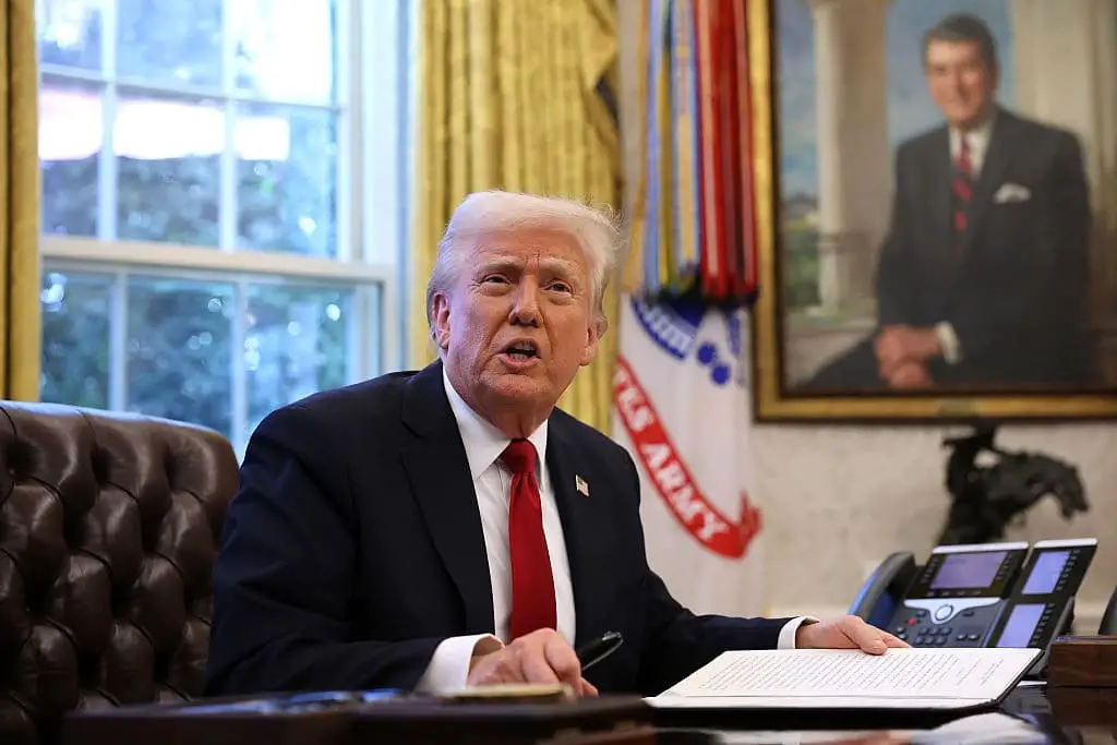 El presidente Donald Trump habla con la prensa antes de firmar una orden ejecutiva en la Oficina Oval de la Casa Blanca el 26 de marzo de 2025. (Win McNamee/Getty Images)