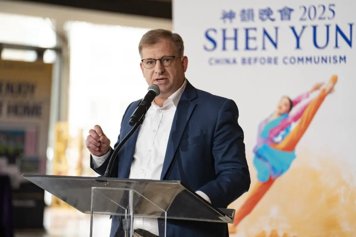 Levi Browde, director ejecutivo de Falun Dafa Information Center, habla en una conferencia de prensa en la que destaca las actividades de represión transnacional del Partido Comunista Chino dirigidas contra la empresa, en el Lincoln Center de la ciudad de Nueva York, el 26 de marzo de 2025. (Samira Bouaou/The Epoch Times)