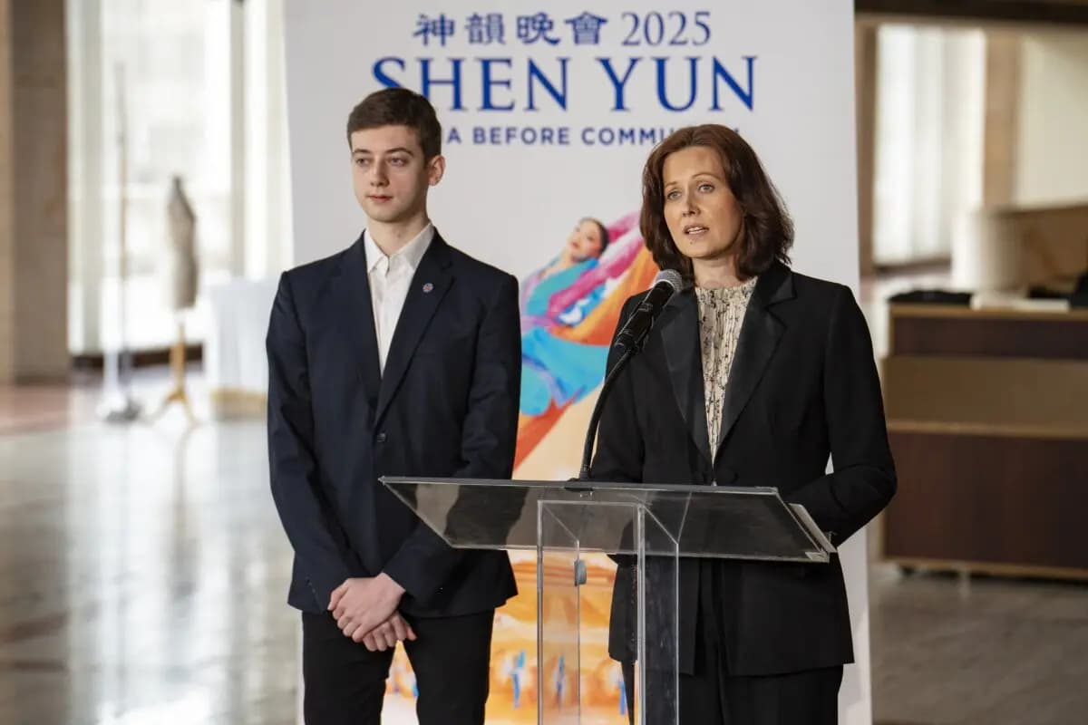Kay Rubacek (dcha.), madre de Lee Rubacek, estudiante del Fei Tian College (izq.), habla en una rueda de prensa en la que se destacan las actividades de represión transnacional del Partido Comunista Chino contra la empresa, en el Lincoln Center de Nueva York el 26 de marzo de 2025. (Samira Bouaou/The Epoch Times)