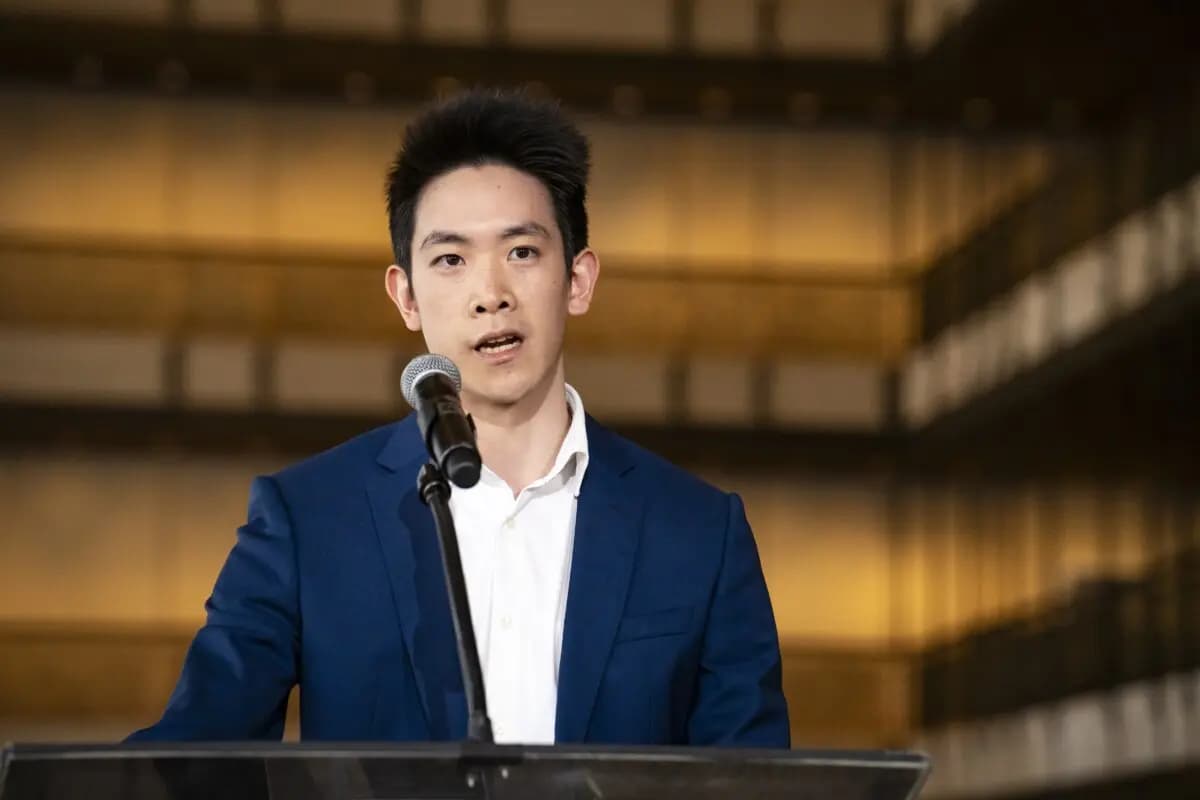 Piotr Huang, bailarín principal de Shen Yun, habla en una rueda de prensa en la que destaca las actividades de represión transnacional del Partido Comunista Chino contra la compañía, en el Lincoln Center de Nueva York, el 26 de marzo de 2025. (Samira Bouaou/The Epoch Times)