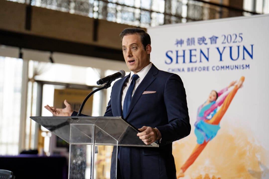 El maestro de ceremonias de Shen Yun, Leeshai Lemish, habla en una rueda de prensa en la que destaca las actividades de represión transnacional del Partido Comunista Chino contra la compañía, en el Lincoln Center de Nueva York el 26 de marzo de 2025. (Samira Bouaou/The Epoch Times)