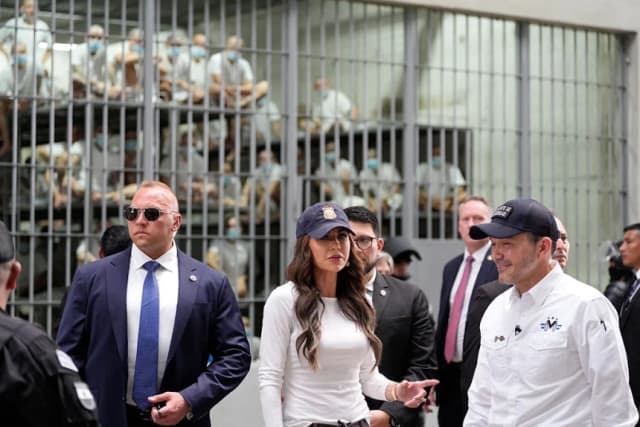 Noem visita prisión en El Salvador que alberga presuntos pandilleros venezolanos deportados por EE. UU.