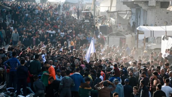 Los palestinos participan en una protesta contra Hamás, pidiendo el fin de la guerra con Israel, en Beit Lahia, en el norte de la Franja de Gaza, el 26 de marzo de 2025. (AFP a través de Getty Images)
